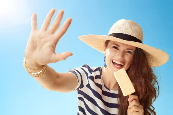 Gelukkig Jonge Vrouw Stro Hoed Tegen Blauwe Hemel Met Ijs — Stockfoto