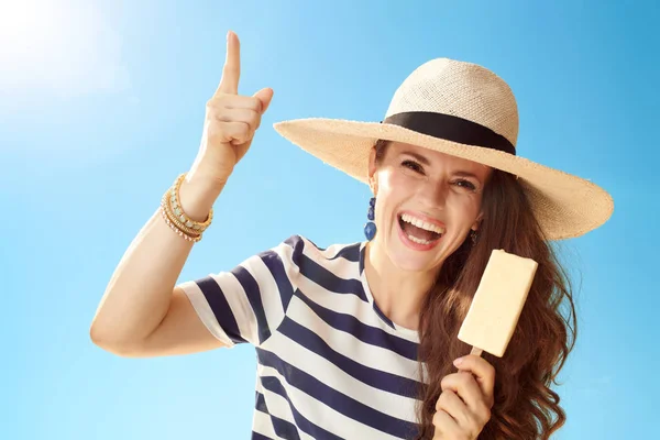 Gelukkig Jonge Vrouw Stro Hoed Tegen Blauwe Hemel Met Ijs — Stockfoto