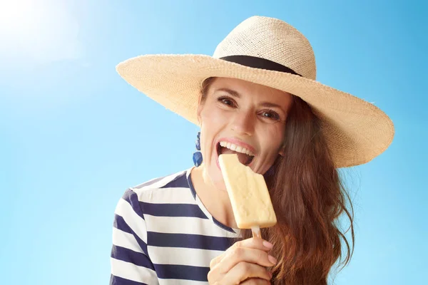 Gelukkig Trendy Vrouw Stro Hoed Tegen Blauwe Hemel Bijten Ijs — Stockfoto