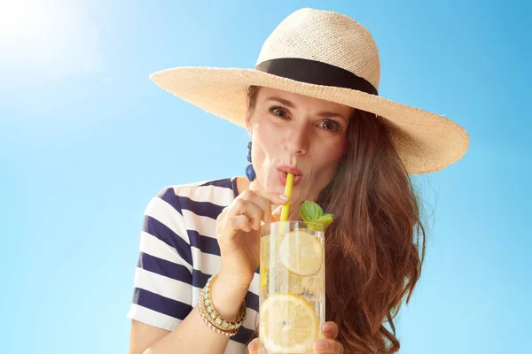 Moderne Vrouw Stro Hoed Tegen Blauwe Hemel Drinken Verfrissende Cocktail — Stockfoto