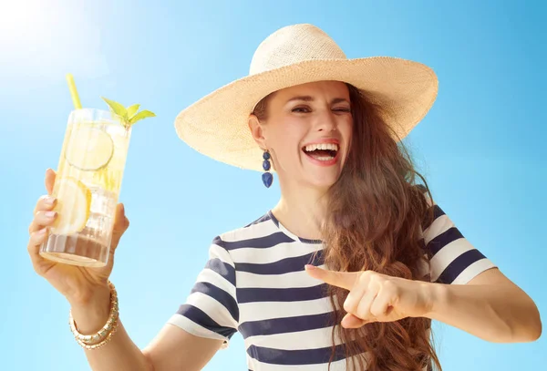 Mujer Con Estilo Feliz Sombrero Paja Contra Cielo Azul Que —  Fotos de Stock