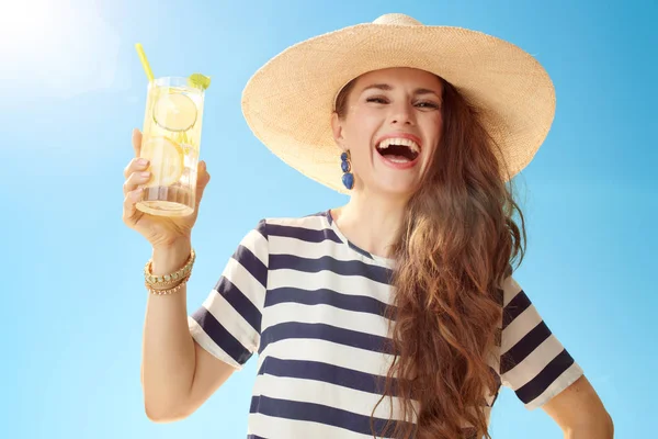 Jovem Feliz Chapéu Palha Contra Céu Azul Com Coquetel Refrescante — Fotografia de Stock