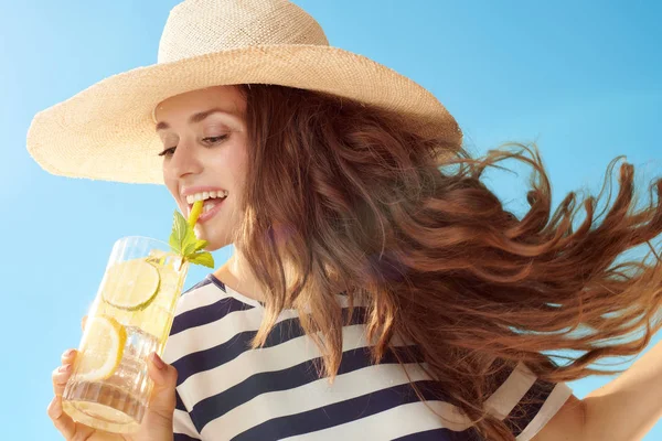 Felice Giovane Donna Cappello Paglia Contro Cielo Blu Bere Cocktail — Foto Stock