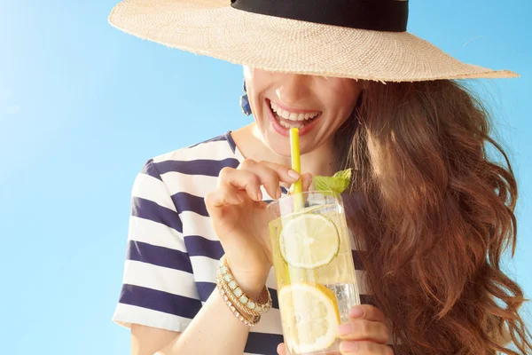 Trendy Vrouw Stro Hoed Tegen Blauwe Hemel Drinken Verfrissende Cocktail — Stockfoto