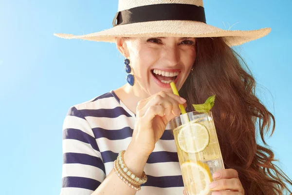 Lykkelig Ung Kvinde Stråhat Mod Blå Himmel Drikker Forfriskende Cocktail - Stock-foto