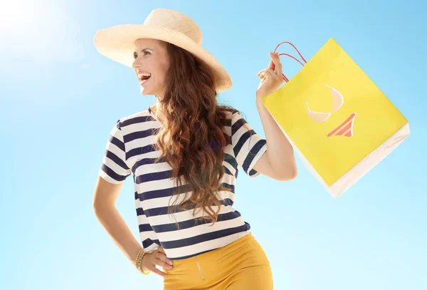 Glückliche Junge Frau Mit Strohhut Vor Blauem Himmel Mit Gelber — Stockfoto