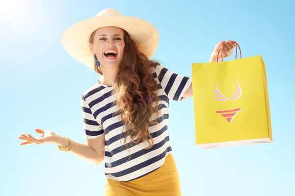 Glücklich Stylische Frau Mit Strohhut Vor Blauem Himmel Zeigt Gelbe — Stockfoto