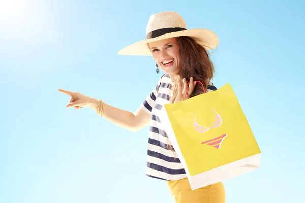 Mujer Moda Feliz Sombrero Paja Contra Cielo Azul Con Bolsa — Foto de Stock