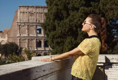 Roma, İtalya Colosseum yakınındaki turistik yerlerini keşfetmek sarı bluz gülümseyen modern kadın 