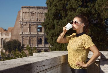 Kolezyum, Roma, İtalya, yakınındaki beyaz fincan kahve içme sarı bluz kadında genç Turizm