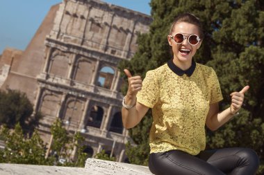 çevre Kolezyum, Roma, İtalya, yaşasın gösterilen sarı bluz gülümseyen genç kadın