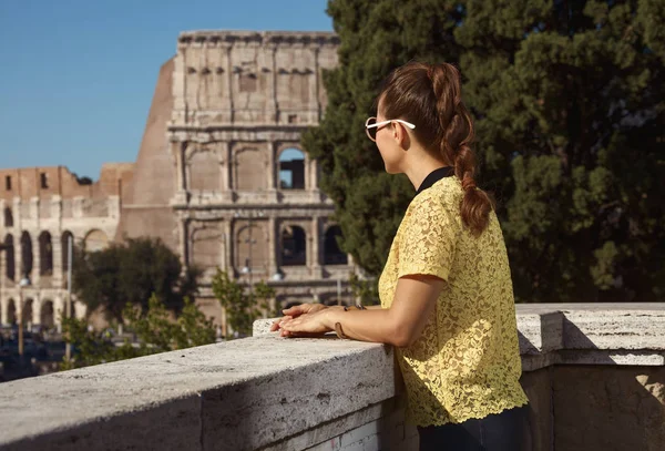 Trendy Reiziger Vrouw Gele Bloes Staande Buurt Van Colosseum Rome — Stockfoto