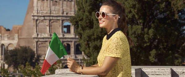 Улыбающаяся Молодая Женщина Желтой Блузке Итальянским Флагом Возле Колизея Рим — стоковое фото