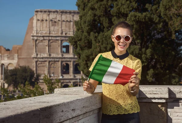 Jovem Sorridente Blusa Amarela Mostrando Bandeira Italiana Perto Coliseu Roma — Fotografia de Stock