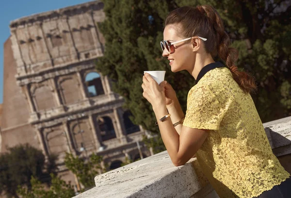 Trendy Reiziger Vrouw Gele Bloes Koffie Drinken Uit Witte Cup — Stockfoto