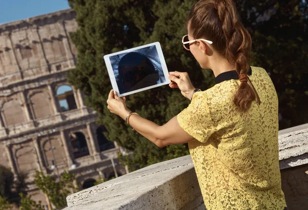 Achteraanzicht Van Jonge Reiziger Vrouw Gele Bloes Fotograferen Met Tablet — Stockfoto