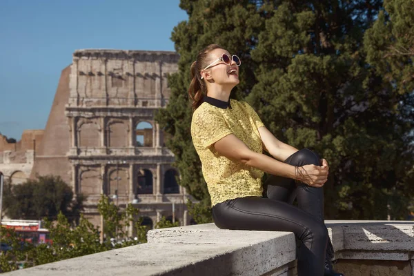 Portret Van Ontspannen Vrouw Gele Bloes Lachen Zittend Borstwering Buurt — Stockfoto