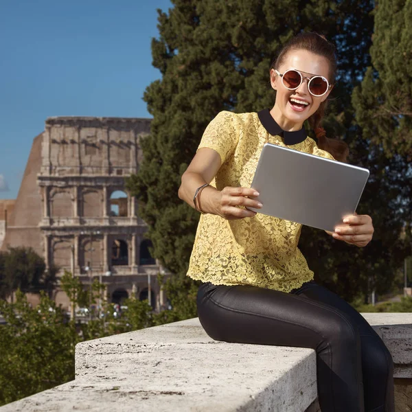 Glad Trendiga Turist Kvinna Gul Blus Tar Selfie Med Tablet — Stockfoto