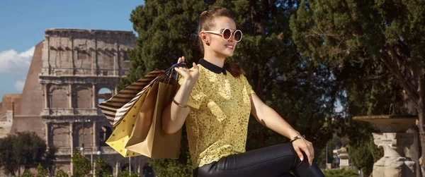 Felice Donna Turistica Elegante Camicetta Gialla Con Borse Della Spesa — Foto Stock