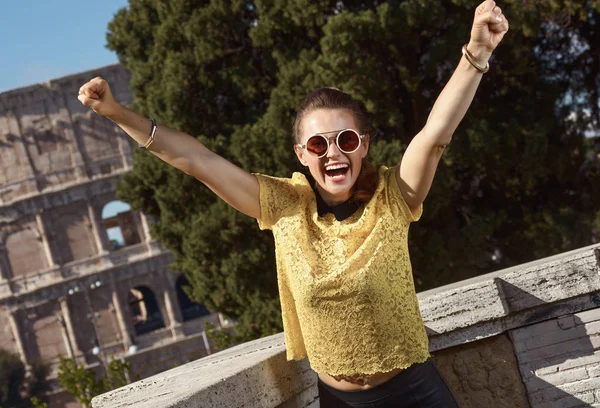 Úsměvem Mladá Žena Žlutá Halenka Radují Zvednuté Ruce Blízkosti Colosseum — Stock fotografie