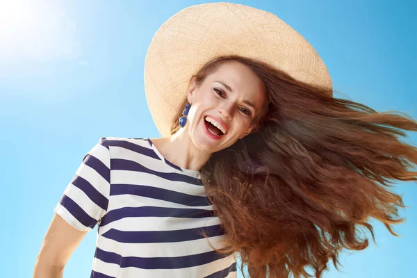 Lächelnde Attraktive Frau Mit Strohhut Und Flatternden Haaren Vor Blauem — Stockfoto