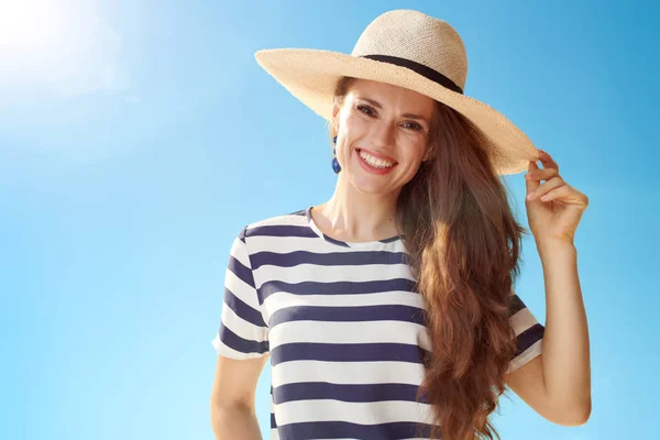 Πορτρέτο Του Χαμογελώντας Όμορφη Γυναίκα Στο Ψάθινο Καπέλο Βλέπουν Φωτογραφική — Φωτογραφία Αρχείου
