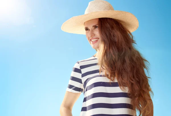 Hasır Şapka Bir Kenara Karşı Mavi Gökyüzü Bakarak Gülümseyen Güzel — Stok fotoğraf
