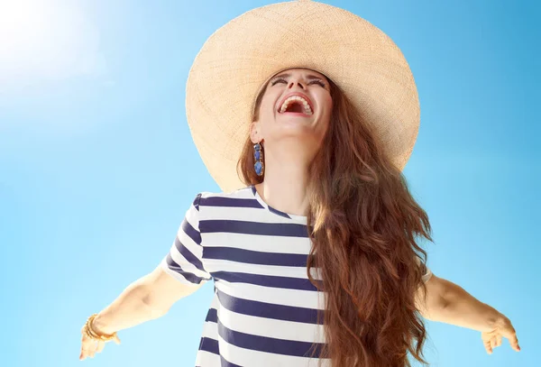 Hasır Şapka Mavi Gökyüzü Karşı Sevindirici Mutlu Güzel Kadın — Stok fotoğraf