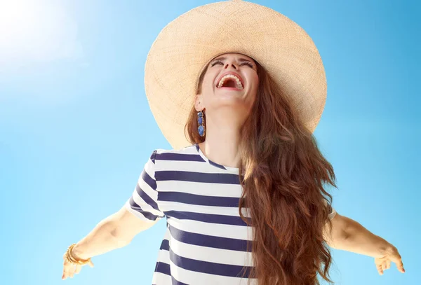 Felice Bella Donna Cappello Paglia Gioire Contro Cielo Blu — Foto Stock