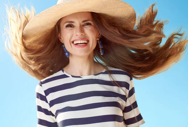 Felice Giovane Donna Cappello Paglia Con Capelli Svolazzanti Contro Cielo — Foto Stock