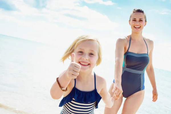 Ler Moderna Mor Och Barn Badkläder Visar Tummen Medan Kommer — Stockfoto