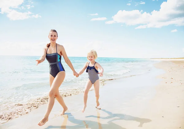 Retrato Comprimento Total Feliz Jovem Mãe Filha Maiô Correndo Praia — Fotografia de Stock