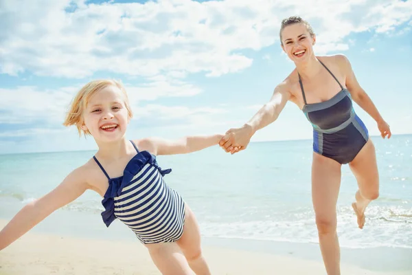 Portrait Smiling Young Mother Daughter Holding Hands While Enjoying Beach — Stock Photo, Image