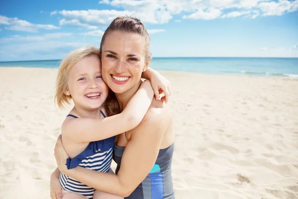 Retrato Sonriente Joven Madre Hija Ropa Playa Abrazándose Costa — Foto de Stock