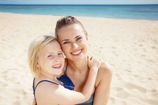 Retrato Mãe Criança Moderna Feliz Trajes Banho Sorrindo Abraçando Praia — Fotografia de Stock