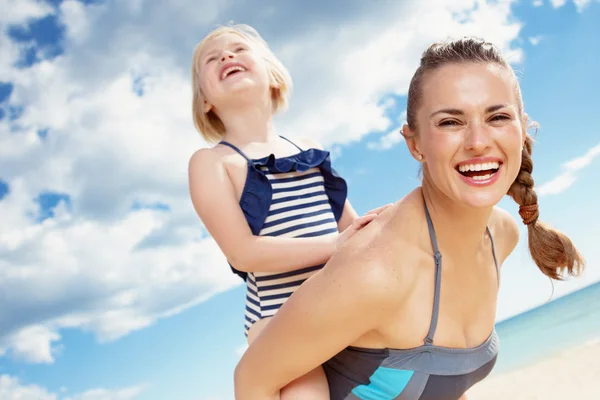 Happy Young Mother Mother Giving Her Daughter Piggy Back Ride — Stock Photo, Image
