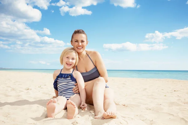 Portret Van Gelukkig Moderne Moeder Dochter Beachwear Zittend Het Zandstrand — Stockfoto