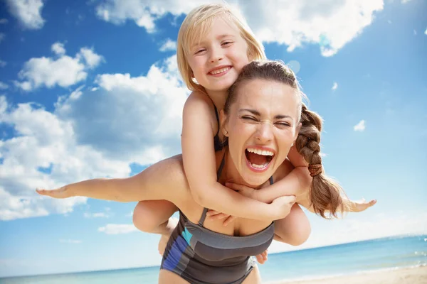 Šťastná Maminka Matka Dává Její Dcera Prasátko Zpět Jízda Pobřeží — Stock fotografie