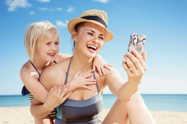 Glimlachend Moderne Moeder Kind Badmode Selfie Met Smartphone Overneemt Zeekust — Stockfoto