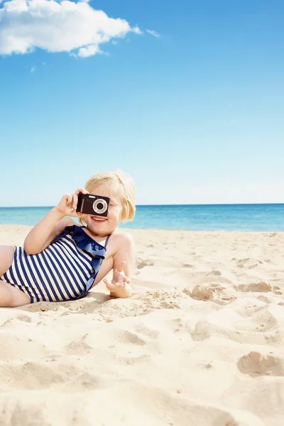 Chica Sonriente Traje Baño Tomando Fotos Con Cámara Digital Playa —  Fotos de Stock