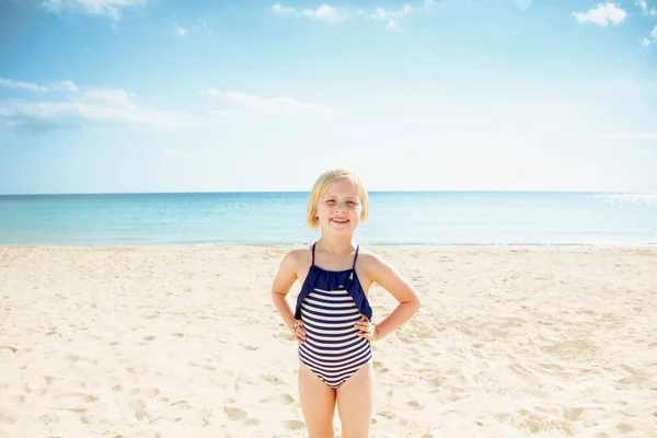 Portret Copil Fericit Costum Baie Picioare Malul Mării — Fotografie, imagine de stoc