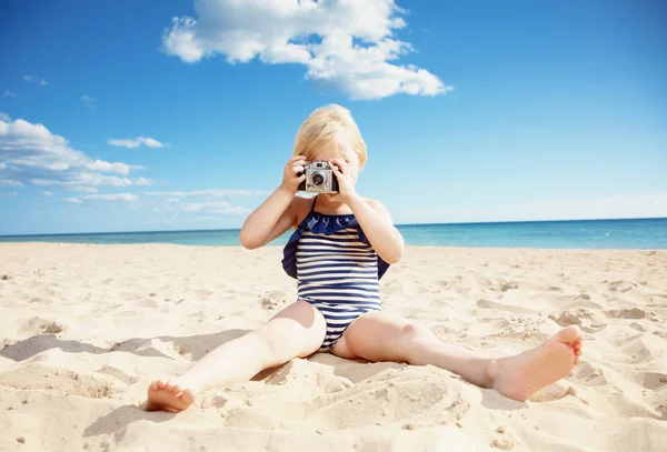 Chica Traje Baño Tomar Fotos Con Cámara Fotos Película Retro —  Fotos de Stock