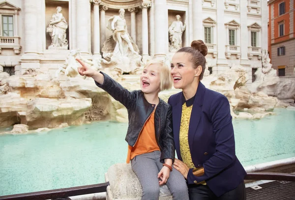 Sorridente Jovem Mãe Filha Turistas Divertindo Fonte Trevi — Fotografia de Stock