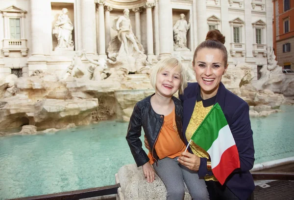 Felice Giovane Madre Bambino Viaggiatori Con Bandiera Italiana Contro Fontana — Foto Stock