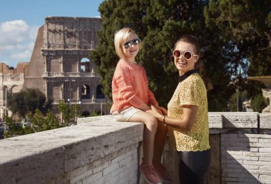 mutlu modern anne ve kızı gezginler Roma, İtalya, Colosseum civarındaki poz 