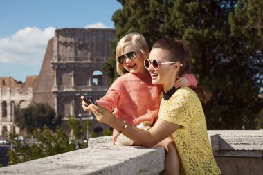 mutlu genç anne ve kızı gezginler Roma, İtalya, Colosseum civarındaki fotoğraf makinesinde fotoğraf görüntüleme