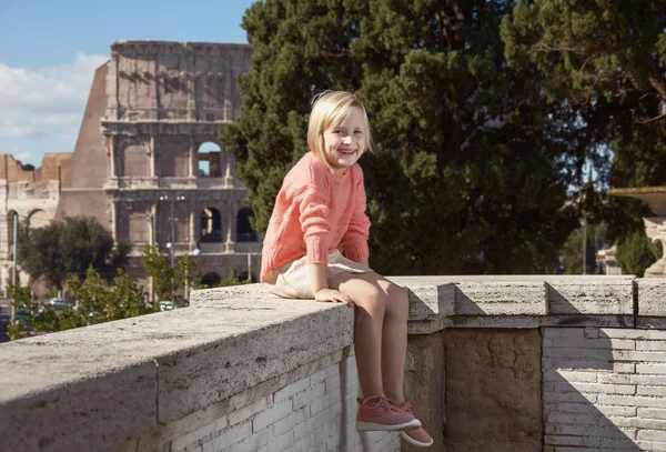 Portret Van Gelukkig Moderne Kind Zit Borstwering Buurt Van Colosseum — Stockfoto