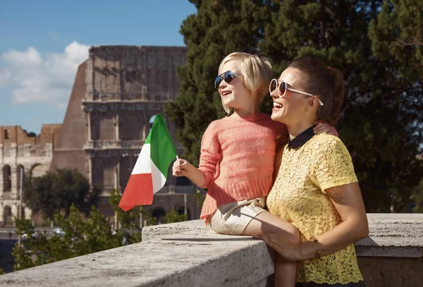 Lächelnd Stilvolle Mutter Und Tochter Reisenden Mit Italienischer Flagge Spaß — Stockfoto