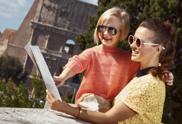 Glückliche Moderne Mutter Und Tochter Touristen Schauen Auf Karte Der — Stockfoto