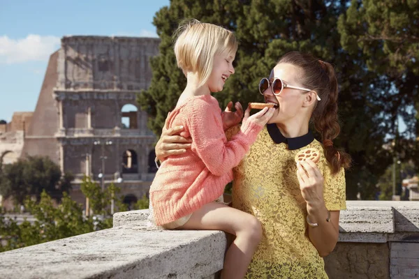 Счастливая Стильная Мать Ребенок Туристы Едят Итальянские Мини Кростаты Возле — стоковое фото